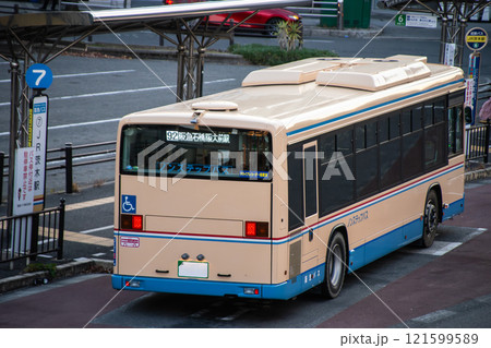 JR茨木駅前に停車中の阪急バス 121599589