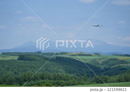 美瑛上空を飛ぶ飛行機 121599621