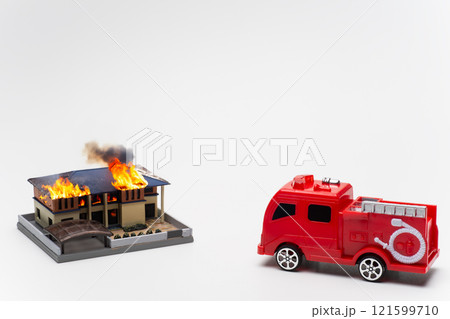【一部をAI生成】火災で駆け付けた消防車と燃える住宅 121599710