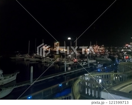 夜の湘南港に停泊する漁船と夜景 夜の湘南港に停泊する漁船と夜景 121599713
