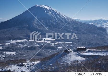ニセコ東急 グラン・ヒラフ・ゲレンデのセンターコースから羊蹄山を望む 121599836
