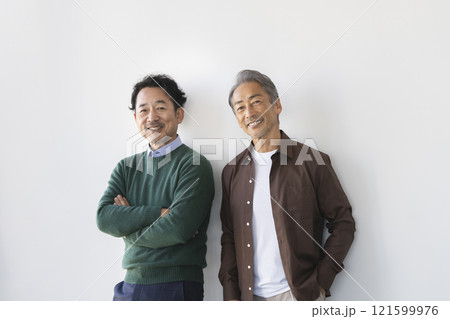 カメラ目線で笑顔の2人のシニア男性 121599976