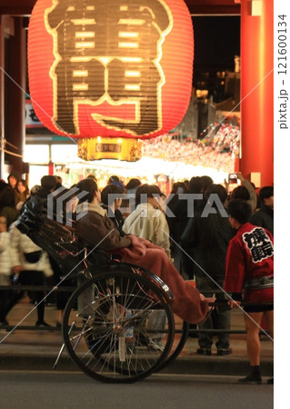 人力車で雷門を訪れる観光客 121600134