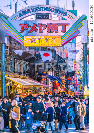 日本の東京都市景観 元日。インバウンド続く…外国人観光客らで賑わうアメ横…＝令和7年1月1日 121600150