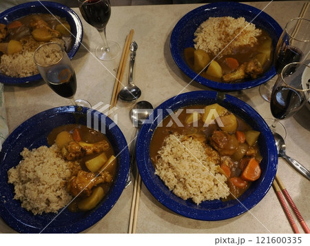 トレーラーの中でキャンプ料理 カレーライスと赤ワイン トレーラーの中でキャンプ料理 カレーライスと赤ワイン 121600335