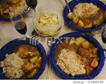 トレーラーの中でキャンプ料理 カレーライスと赤ワイン トレーラーの中でキャンプ料理 カレーライスと赤ワイン 121600336
