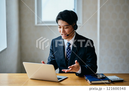 リモートで会話をする20代の若い男性 リモートで会話をする20代の若い男性 121600348