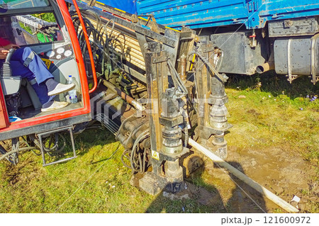 The process of drilling by the horizontal method with the subsequent laying of pipeline and other utilities, during which it is possible not to violate the integrity of previously laid communications 121600972