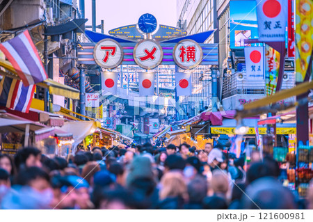 日本の東京都市景観 元日。インバウンド続く…外国人観光客らで賑わうアメ横…＝令和7年1月1日 121600981