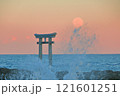 夕暮れの大洗磯前神社　鳥居の波しぶきと満月 121601251