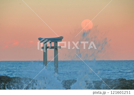 夕暮れの大洗磯前神社　鳥居の波しぶきと満月 121601251