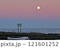夕暮れの大洗磯前神社鳥居と満月 121601252