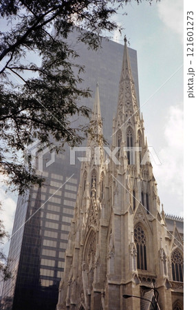 古写真　1982年9月　ニューヨーク、五番街のセント・パトリック大聖堂と高層ビル 121601273