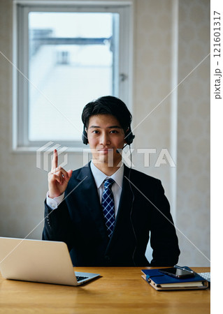 ワンポイントポーズをする20代の若い男性 121601317