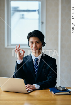 OKポーズをする20代の若い男性 121601318