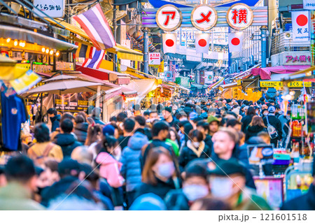 日本の東京都市景観 元日。インバウンド続く…外国人観光客らで埋めつくされるアメ横…＝令和7年1月1日 121601518