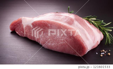 新鮮な豚ブロック肉1 121601533