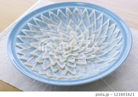 綺麗に盛りつけされたフグ刺し 121601621
