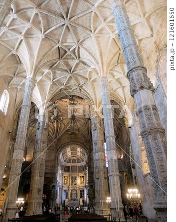 世界遺産のジェロニモス修道院　教会の内観　（ポルトガル、リスボン） 121601650