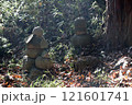 山中の鎌倉時代の墓石（鎌倉墓） 121601741