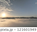 雲海に浮かぶ朝日（ドローン空撮） 121601949