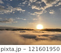 雲海に浮かぶ朝日（ドローン空撮） 121601950