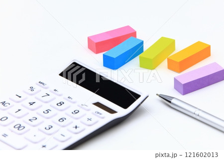 付箋と電卓のイメージ 付箋と電卓のイメージ 121602013