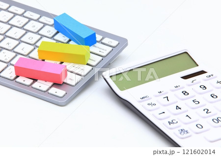 パソコンと付箋のイメージ パソコンと付箋のイメージ 121602014