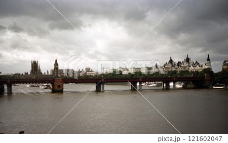 古写真 1982年9月 ロンドン テムズ川とハンガーフォード橋 古写真 1982年9月 ロンドン テムズ川とハンガーフォード橋 121602047