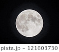 夜空に浮かぶ満月 121603730