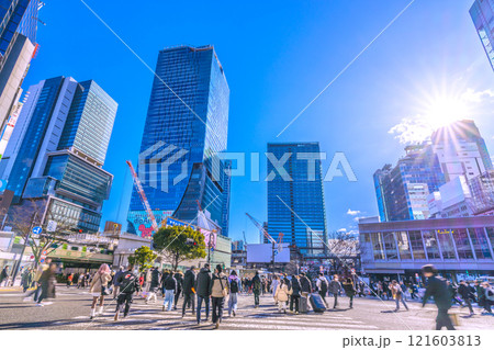 日本の東京都市景観 元日。外国人観光客らで賑わう渋谷スクランブル交差点…いざ、新時代へ…＝令和7年 121603813