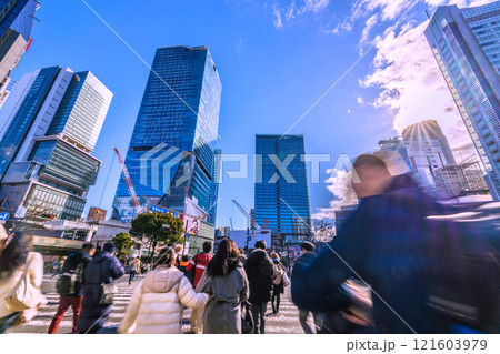日本の東京都市景観 元日。渋谷スクランブル交差点を楽しむ外国人観光客ら…いざ、新時代へ…=令和7年 日本の東京都市景観 元日。渋谷スクランブル交差点を楽しむ外国人観光客ら…いざ、新時代へ…=令和7年 121603979