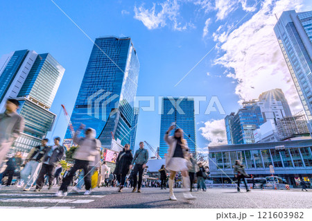 日本の東京都市景観 元日。渋谷スクランブル交差点を楽しむ外国人観光客ら…いざ、新時代へ…＝令和7年 121603982