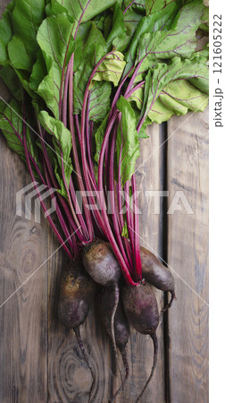 Fresh garden organic beets on a wooden table. Farm natural products. Top view, flat lay. Copyspace. Banner. 121605222