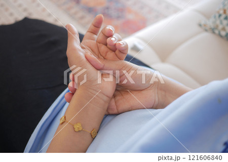 Young women hands suffering wrist pain, Young women hands suffering wrist pain, 121606840