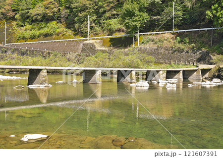 【向弘瀬沈下橋 (四万十川)】 高知県高岡郡四万十町弘瀬 【向弘瀬沈下橋 (四万十川)】 高知県高岡郡四万十町弘瀬 121607391