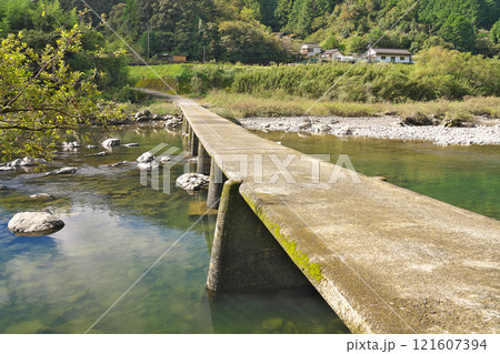【向弘瀬沈下橋 (四万十川)】 高知県高岡郡四万十町弘瀬 【向弘瀬沈下橋 (四万十川)】 高知県高岡郡四万十町弘瀬 121607394