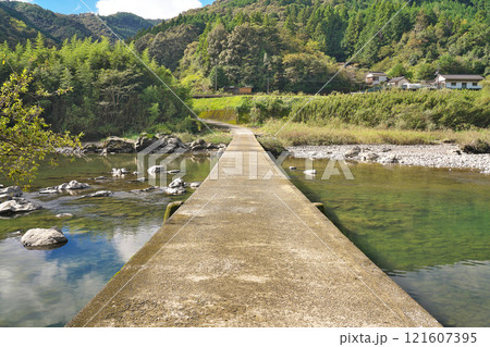 【向弘瀬沈下橋 (四万十川)】 高知県高岡郡四万十町弘瀬 121607395