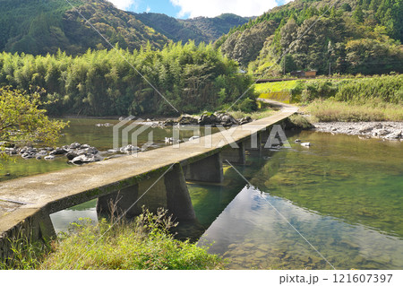 【向弘瀬沈下橋 (四万十川)】 高知県高岡郡四万十町弘瀬 【向弘瀬沈下橋 (四万十川)】 高知県高岡郡四万十町弘瀬 121607397
