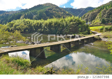 【向弘瀬沈下橋 (四万十川)】 高知県高岡郡四万十町弘瀬 121607398