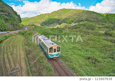 【予土線 (キハ32)】 撮影場所:高知県高岡郡四万十町浦越 【予土線 (キハ32)】 撮影場所:高知県高岡郡四万十町浦越 121607638