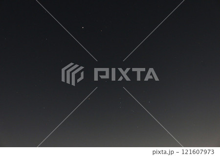 夜空に浮かぶオリオン座 121607973