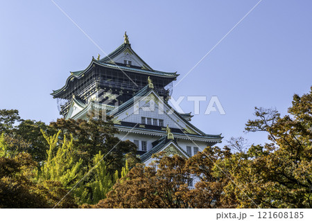 Osaka's landmark Osaka Castle castle tower that shines in the blue sky, autumn season Osaka's landmark Osaka Castle castle tower that shines in the blue sky, autumn season 121608185