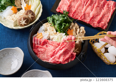 すき焼き　国産和牛肩ロース薄切り肉 121608375