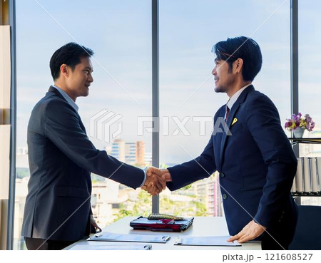 ビジネスシーンでの握手 ビジネスシーンでの握手 121608527