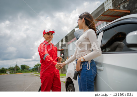 The interaction between a customer and a courier in a delivery service handshake The interaction between a customer and a courier in a delivery service handshake 121608833