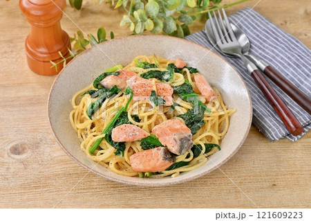 サーモンクリームパスタ、サーモンとほうれん草のクリームパスタ、サーモンスパゲッティ。 121609223