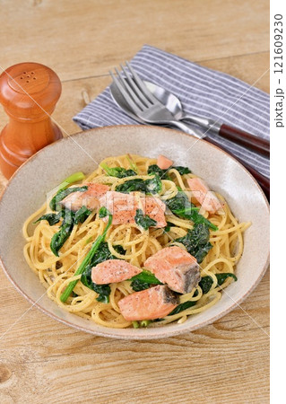 サーモンクリームパスタ、サーモンとほうれん草のクリームパスタ、サーモンスパゲッティ。 サーモンクリームパスタ、サーモンとほうれん草のクリームパスタ、サーモンスパゲッティ。 121609230