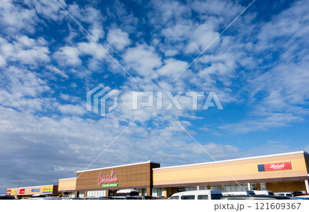 原信セントラルマーケット 小出東店でお買い物　冬晴れの青空　新潟県魚沼市井口新田 121609367