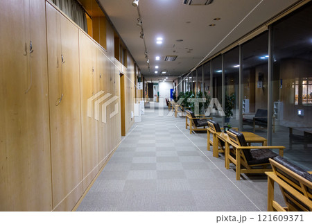 神湯温泉のレストランへ続く長い廊下 冬の夜 新潟県魚沼市清本 神湯温泉のレストランへ続く長い廊下 冬の夜 新潟県魚沼市清本 121609371